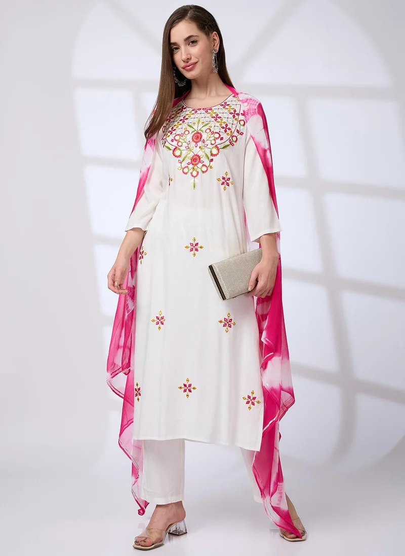 جلو باص طقم جلابيه نسائية مطرزة بالزهور مع بنطلون ودوباتا دانتيل جوتا من جلوبس